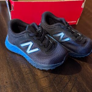 New Balance toddler Sneakers in Black and Blue